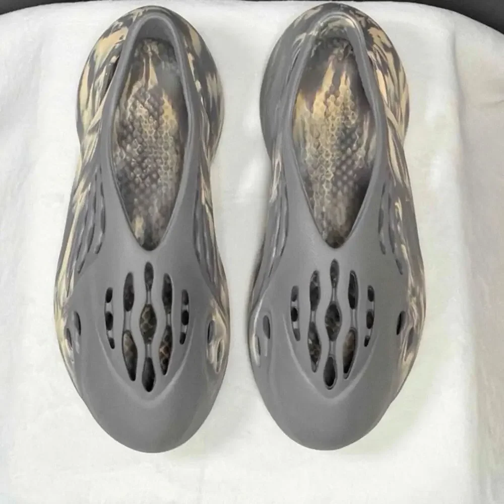 Adidas Yeezy Foam Runner ‘MXT Moon Grey’ – Style GV7904 – Men’s Size 12 – Used